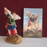 Kit San Miguel Arcángel busto 8 cm + 10 estampas